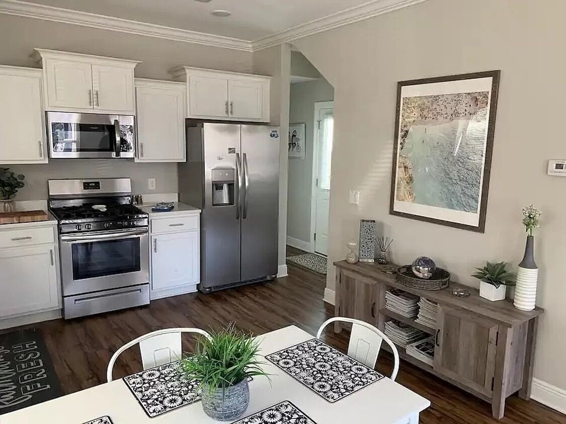 Primary Photo - BEAUTIFUL Modern 3 Bedroom Home
