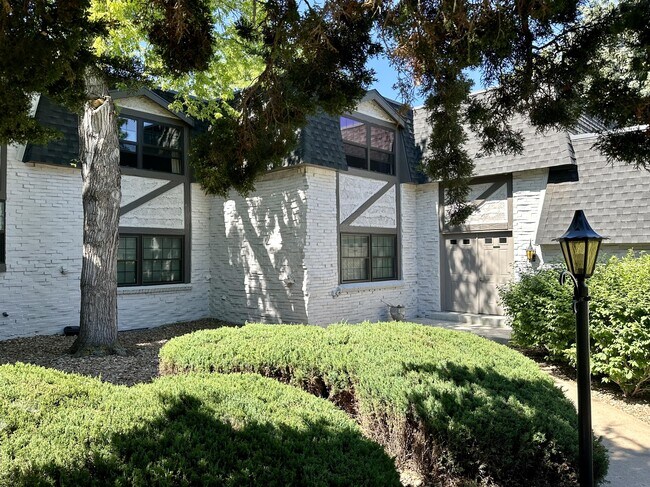 Building Photo - 3511 S Hillcrest Dr
