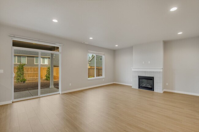 Building Photo - Brand New & Beautiful 2025 Holt Home !  Wa...