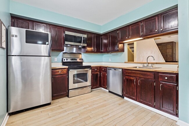 Foto del edificio - Norfolk condo across from Chesapeake Bay