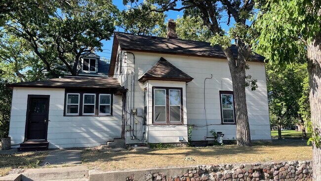 Building Photo - 727 5th Ave S