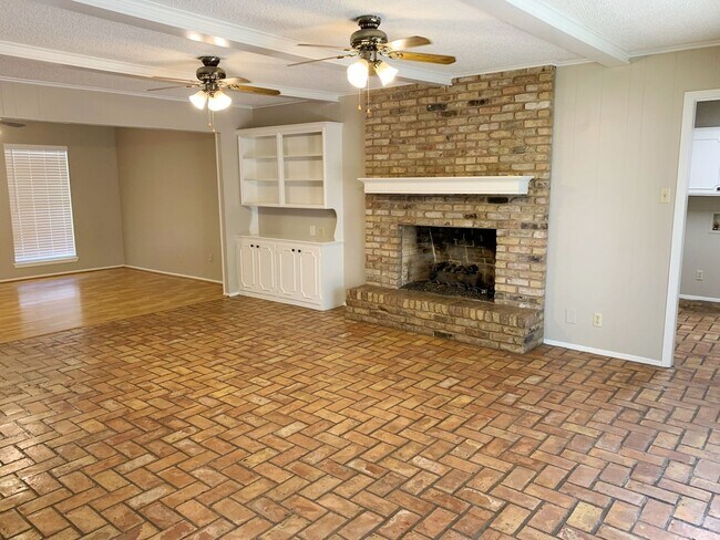 Building Photo - South Tyler! Lovely 3 Bedroom, 2 Bath Home...
