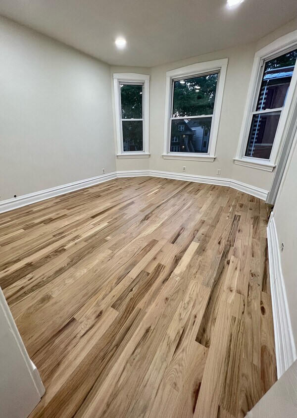 Living Room - 2909 N Lawndale Ave