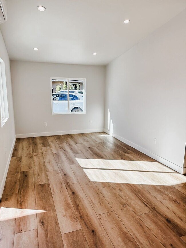 Building Photo - Modern 1-Bedroom Guesthouse Oasis in Grana...