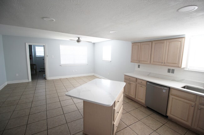 Building Photo - 5014 Newlands St