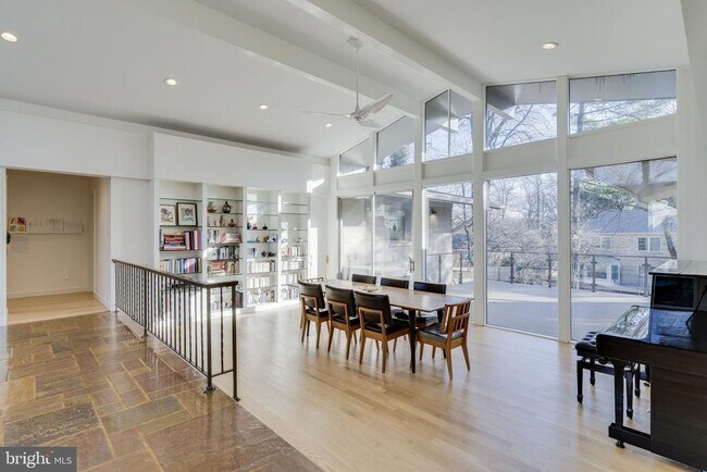 Foto del edificio - 6104 Clearwood Rd