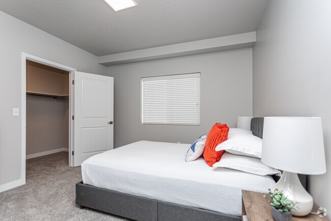 2BR, 1BA - 927 SF - Knox on 12th
