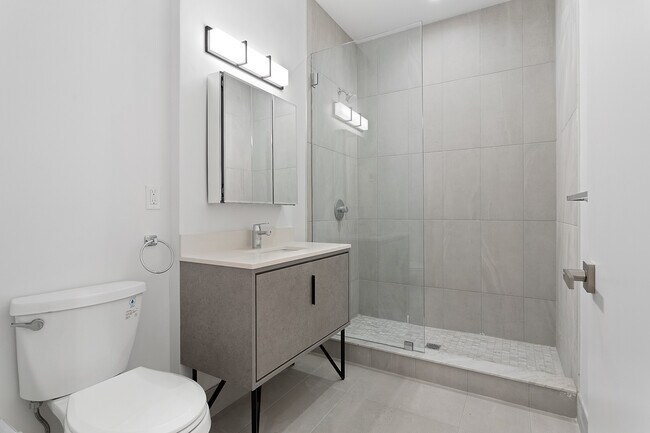 Foto del edificio - 301 E 10th St