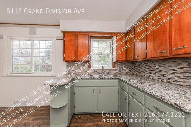 Foto del edificio - 8112 Grand Division Ave