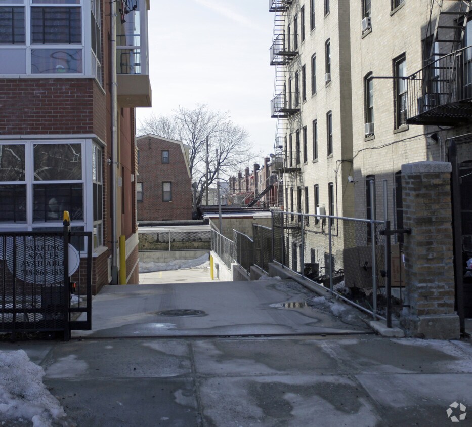 Building Photo - 812 E 231st