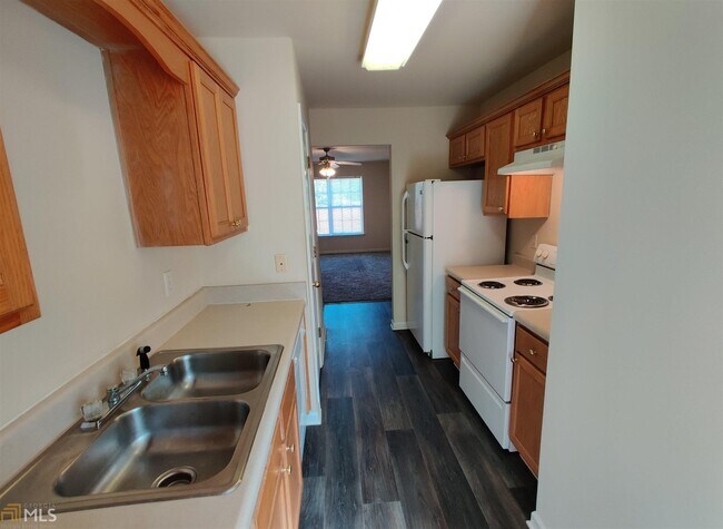 Building Photo - 300 Stonehaven Cir