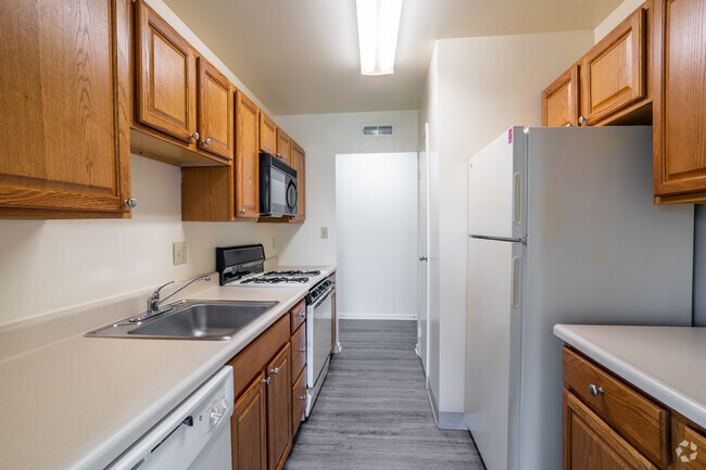 1BR, 1BA - 768 SF - Kitchen - Aspen Hill Apartments