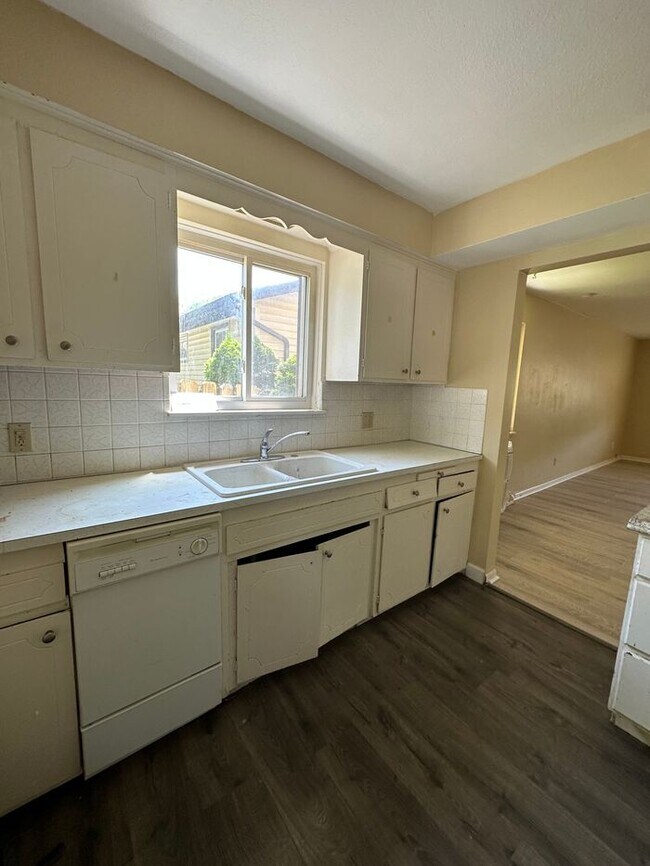 Foto del edificio - 8137-8137 Reed Ave
