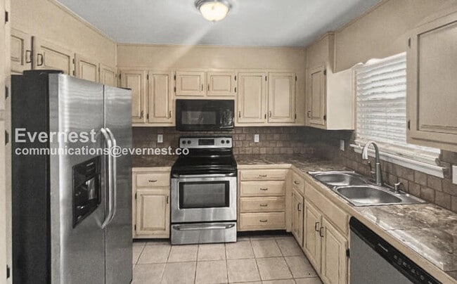 Building Photo - 3 Bed/2 Bath Home with Garage / Pet-Friendly / Vouchers Accepted / Available Now!