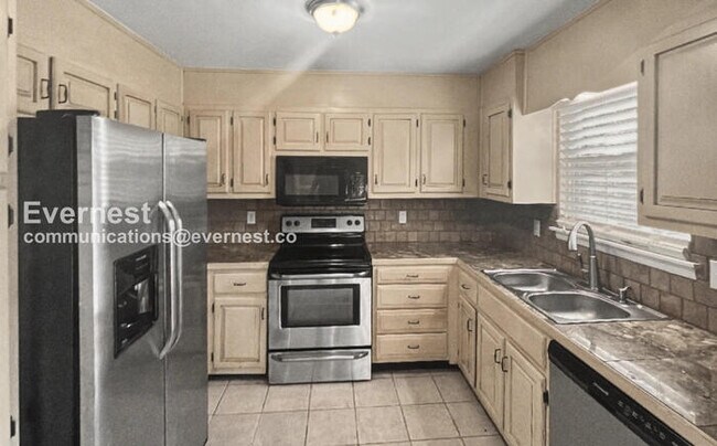 Foto del edificio - 3 Bed/2 Bath Home with Garage / Pet-Friendly / Vouchers Accepted / Available Now!