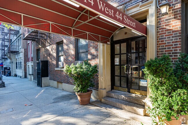 Entrada - 414-420 W 44th St