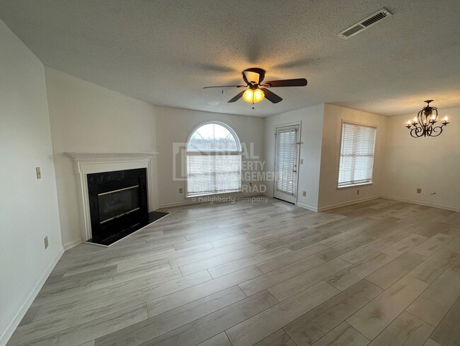 Building Photo - *Move In Special* Cozy and Beautiful 2bd/2...