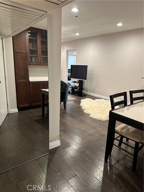Foto del edificio - 10960 Ashton Ave