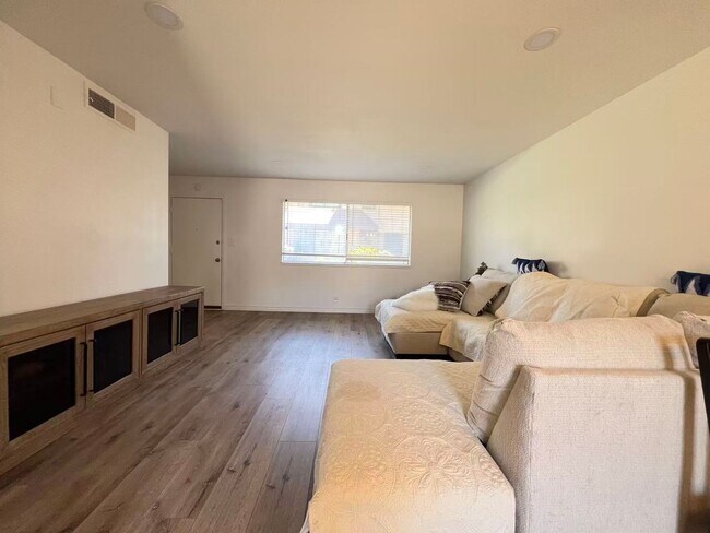 Foto del edificio - 6223 Meadow View Ln