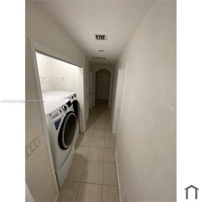 Foto del edificio - 1529 SE 24th Ct