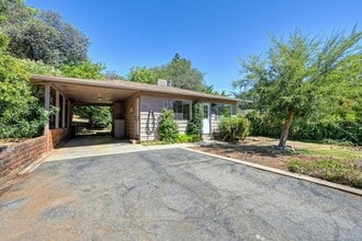 Building Photo - 135 Hyatt Ln