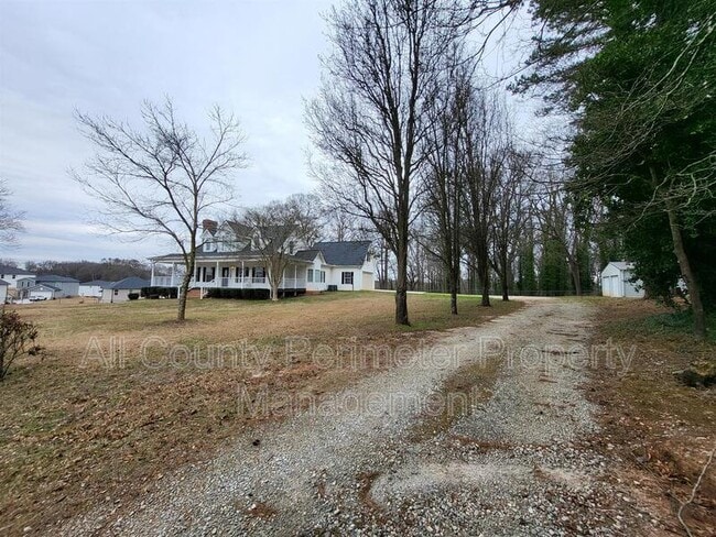 Building Photo - 653 Glenn Gee Rd