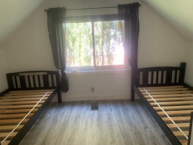 Building Photo - 8622 Nordica Ave