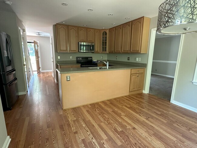 Foto del edificio - 4 Bed 2.5 Bath 2 Car Garage Colonial Chesterfield/Deer Run Area