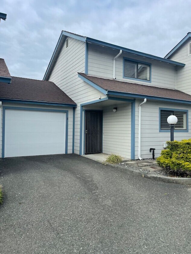 Foto principal - Comfortable 2bd/2bath Condo with garage of...