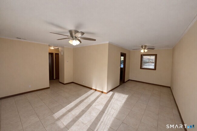 Foto del edificio - 355 Broadbridge Rd