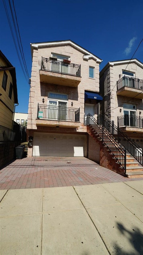 Primary Photo - 82 68th St