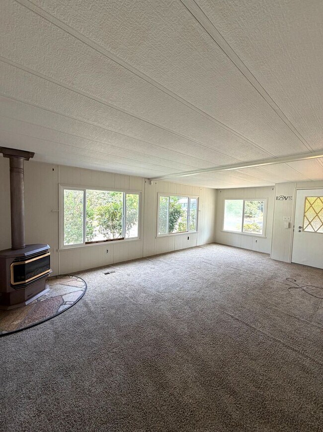 Building Photo - Updated 2 bedroom 2 bath manufactured home