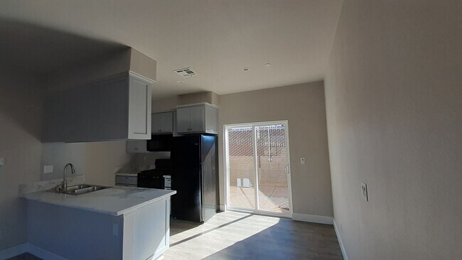 Foto del edificio - 587 Oakwood Ln