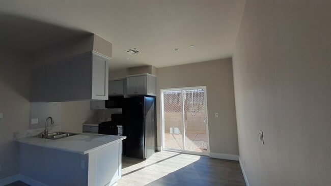 Building Photo - 587 Oakwood Ln