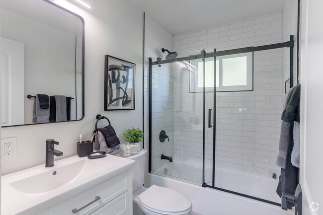 1BR,1BA - 600SF - Bathroom - Hacienda Hamilton