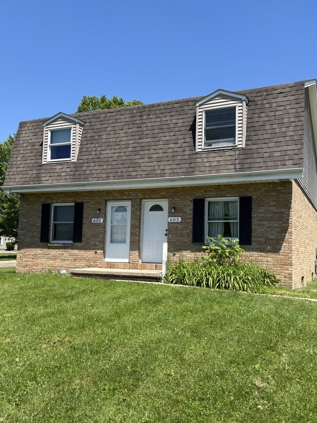 Building Photo - 601 Lakeview Dr