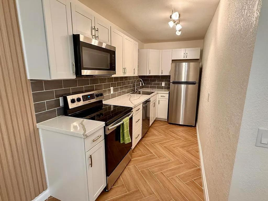 Primary Photo - 2875 N Los Felices Rd