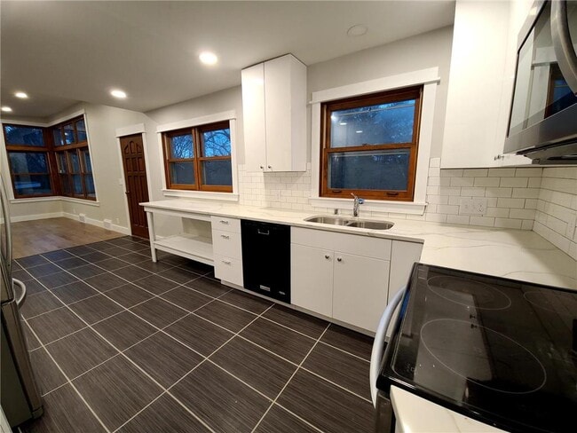 Building Photo - 915 Wayzata Blvd