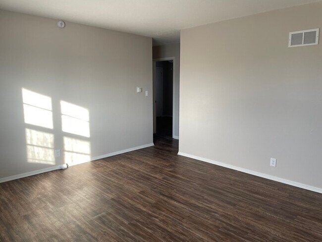Building Photo - Nice Spacious Townhome