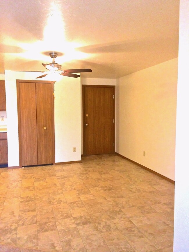 Building Photo - 2 Bedroom Spacious 2nd floor Apartment