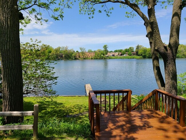 Building Photo - Three bedroom + Office on Maple Lake!