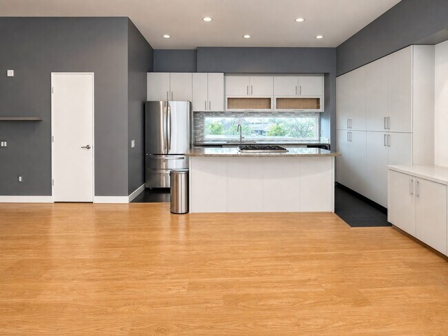 Building Photo - 6014 Fairdale Ln