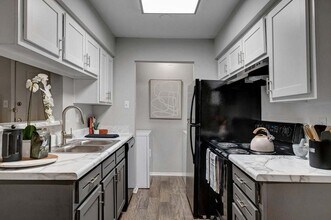 Building Photo - Emerald Place