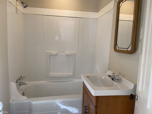 Building Photo - 2 br, 1 bath Duplex - 913S Orange St