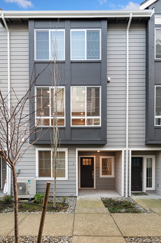 Building Photo - Kenmore Townhome | 4 Bed 3.5 Bath | $3,725