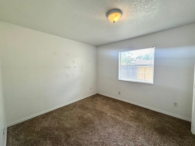 Building Photo - 212 E Cypress St