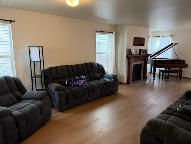 Building Photo - 2755 SW Jabirin Way