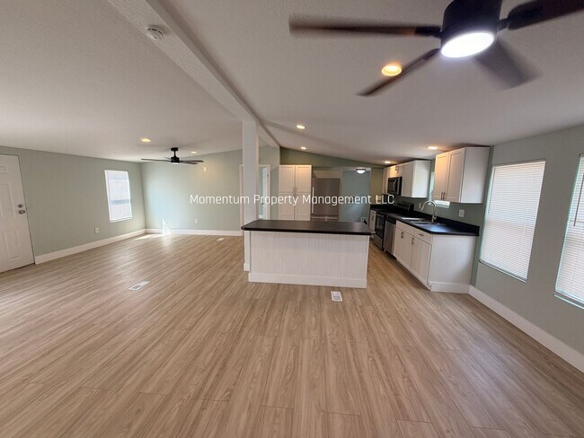 Foto del edificio - BEAUTIFUL 3/2 AVAILABLE NOW! ASK ABOUT OUR SPECIALS!!!