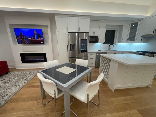 Building Photo - 30 Stock Av