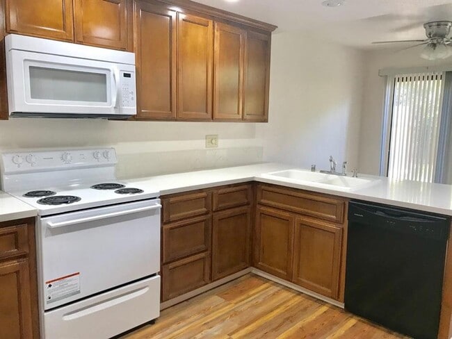 Foto del edificio - Beautifully Updated 2 Bed 1.5 Bath Condo in Merced Gated Community - Private Backyard! Community ...